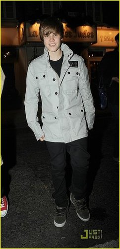 Amo o Justin Bieber,ele é muito lindo e canta muito bem ;* I love Justin Bieber, he is very cute and sings very well *