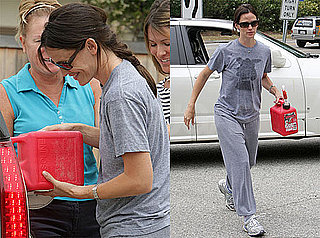 Pictures of Jennifer Garner Helping a Stranded Driver Refuel