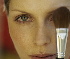 Put Blush Over Your Eye Makeup to Make Eyes Pop Put Blush Over Your Eye Makeup to Make Eyes Pop