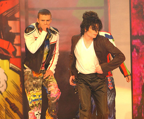 Michael Jackson surprised the crowd by coming on stage at the end of the 'N Sync performance of their single "Pop" in 2001.
Michael Jackson surprised the crowd by coming on stage at the end of the 'N Sync performance of their single "Pop" in 2001.
