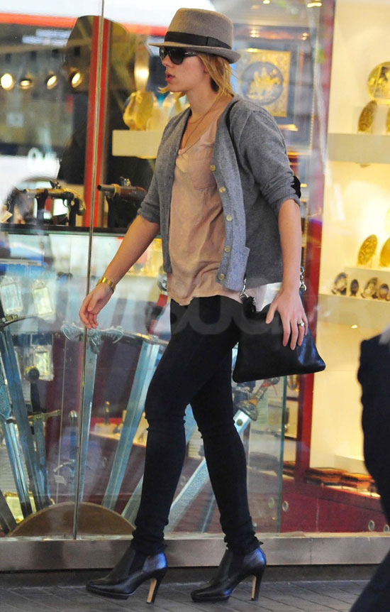 Pictures of Scarlett Johansson Shopping in Spain Pictures of Scarlett Johansson Shopping in Spain
