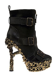 Alexander McQueen's Last Collection 2010-10-21 10:00:03