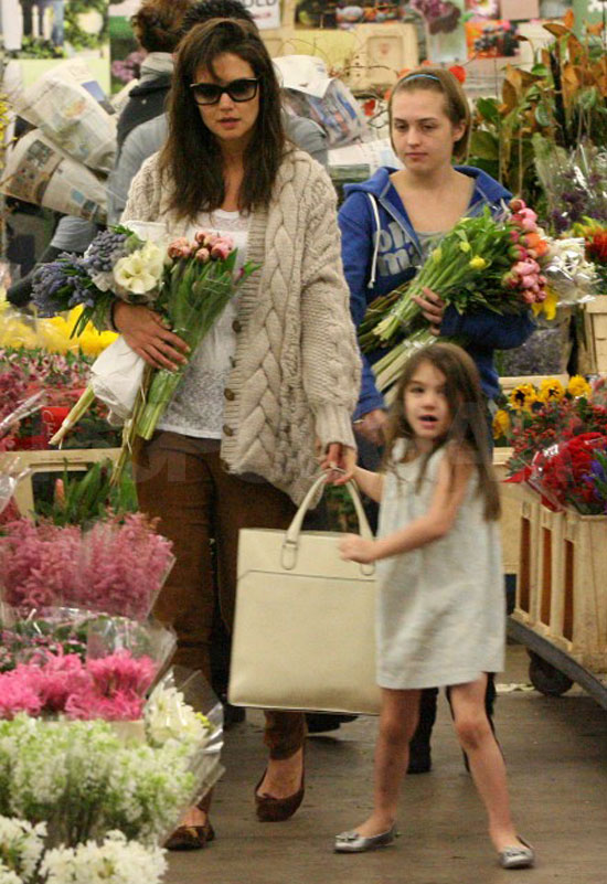 Pictures of Katie Holmes and Suri Cruise Buying Flowers Before Thanksgiving in LA Pictures of Katie Holmes and Suri Cruise Buying Flowers Before Thanksgiving in LA