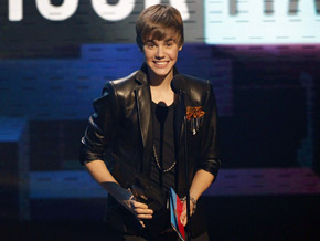 Justin Bieber é eleito o artista do ano em premiação