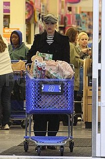 Pictures of Gwen Stefani at Toys R Us Before Christmas