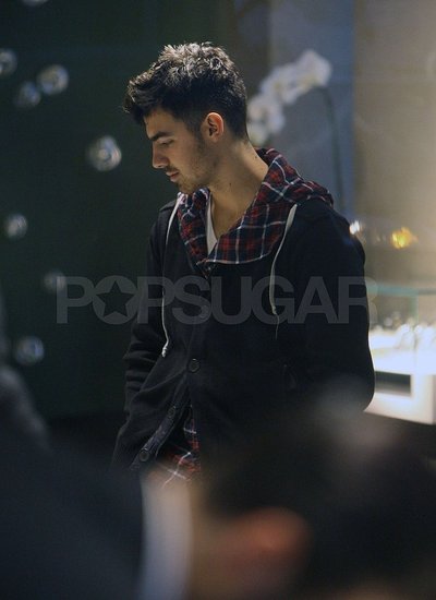 Joe Jonas Does Some Jewelry Shopping Ahead of the Holidays Joe Jonas Does Some Jewelry Shopping Ahead of the Holidays