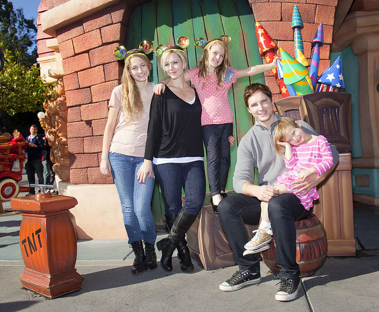 Pictures of Peter Facinelli and Jennie Garth at Disney With Their Daughters Pictures of Peter Facinelli and Jennie Garth at Disney With Their Daughters