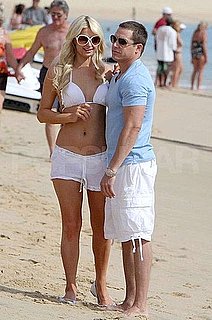 Fotos von Paris Hilton im Bikini und Cy Waits am Strand von Mexiko