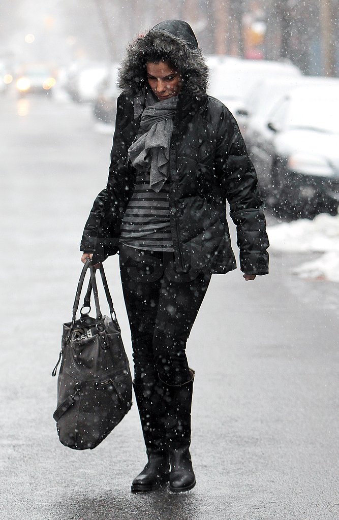 Pictures of Sandra Bullock Stepping Out in Snowy NYC Following Her NYE Celebration With Ryan Reynolds Pictures of Sandra Bullock Stepping Out in Snowy NYC Following Her NYE Celebration With Ryan Reynolds