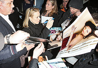 Pictures of Rachel McAdams Signing Autographs For Fans 2011-01-11 07:25:26