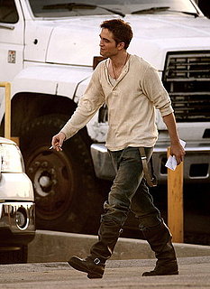 Pictures of Robert Pattinson on Water For Elephants Set 2011-01-15 09:42:59