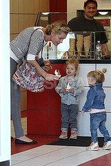 Pictures of Rebecca Romijn and Jerry O'Connell With Charlie and Dolly 2011-01-25 11:38:56