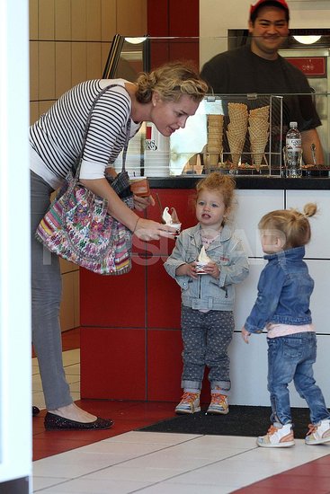 Rebecca Romijn and Jerry O'Connell Take Twins Dolly and Charlie For a Treat Rebecca Romijn and Jerry O'Connell Take Twins Dolly and Charlie For a Treat