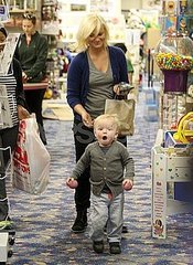 Pictures of Amy Poehler and Archie Arnett Toy Shopping in Beverly Hills