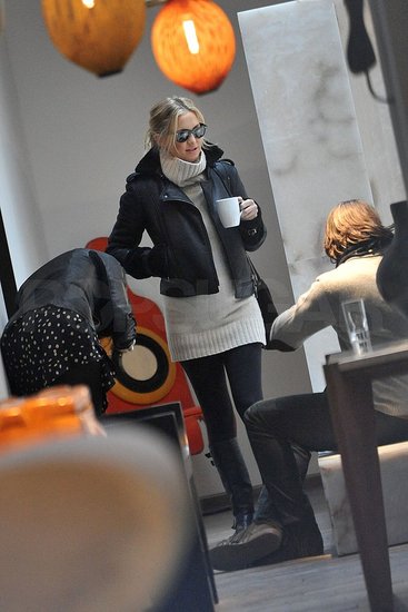 Kate Hudson Has Her Bump and Mom Goldie For Company on a Parisian Shopping Adventure Kate Hudson Has Her Bump and Mom Goldie For Company on a Parisian Shopping Adventure