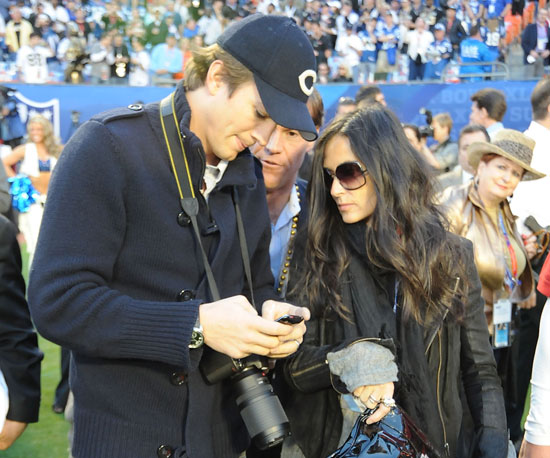 Demi Moore and Ashton Kutcher got ready for the game on the sidelines in 2010.
Demi Moore and Ashton Kutcher got ready for the game on the sidelines in 2010.