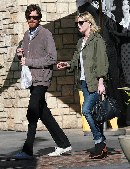 Kirsten Dunst and Her Boyfriend Have an Apple Kind of Day Kirsten Dunst and Her Boyfriend Have an Apple Kind of Day