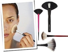 How to Use a Fan Brush to Apply Makeup How to Use a Fan Brush to Apply Makeup