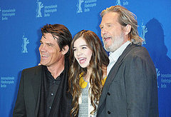 Pictures of Hailee Steinfeld, Josh Brolin, and Jeff Bridges at a True Grit Photocall in Berlin Pictures of Hailee Steinfeld, Josh Brolin, and Jeff Bridges at a True Grit Photocall in Berlin