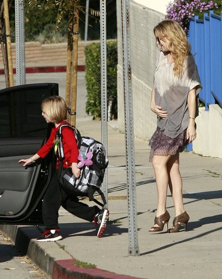 Kate Hudson Holds Onto Her Baby Bump During the School Run With Ryder Kate Hudson Holds Onto Her Baby Bump During the School Run With Ryder