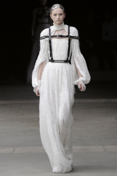 Fall 2011 Paris Fashion Week: Alexander McQueen 2011-03-08 14:28:32 Fall 2011 Paris Fashion Week: Alexander McQueen 2011-03-08 14:28:32
