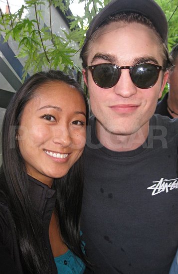 Robert Pattinson Shows Love For His Lady Fans Despite a Long Day's Work Robert Pattinson Shows Love For His Lady Fans Despite a Long Day's Work