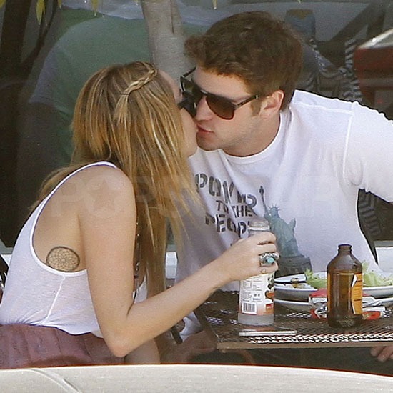 Miley Cyrus and Liam Hemsworth Kissing Pictures