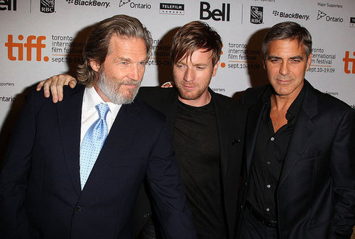 The Men Who Stare at Goats costars Jeff Bridges, Ewan McGregor, and George Clooney all wore dark suits for their 2009 press conference.
The Men Who Stare at Goats costars Jeff Bridges, Ewan McGregor, and George Clooney all wore dark suits for their 2009 press conference.