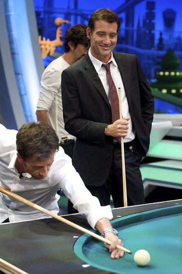 Clive Owen in a pool match for El Hormiguero. Clive Owen in a pool match for El Hormiguero.