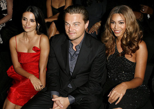 Leonardo DiCaprio was the center of a stunning sandwich at the Giorgio Armani Privé runway show in 2007, front row next to Penélope Cruz and Beyoncé.
Leonardo DiCaprio was the center of a stunning sandwich at the Giorgio Armani Privé runway show in 2007, front row next to Penélope Cruz and Beyoncé.
