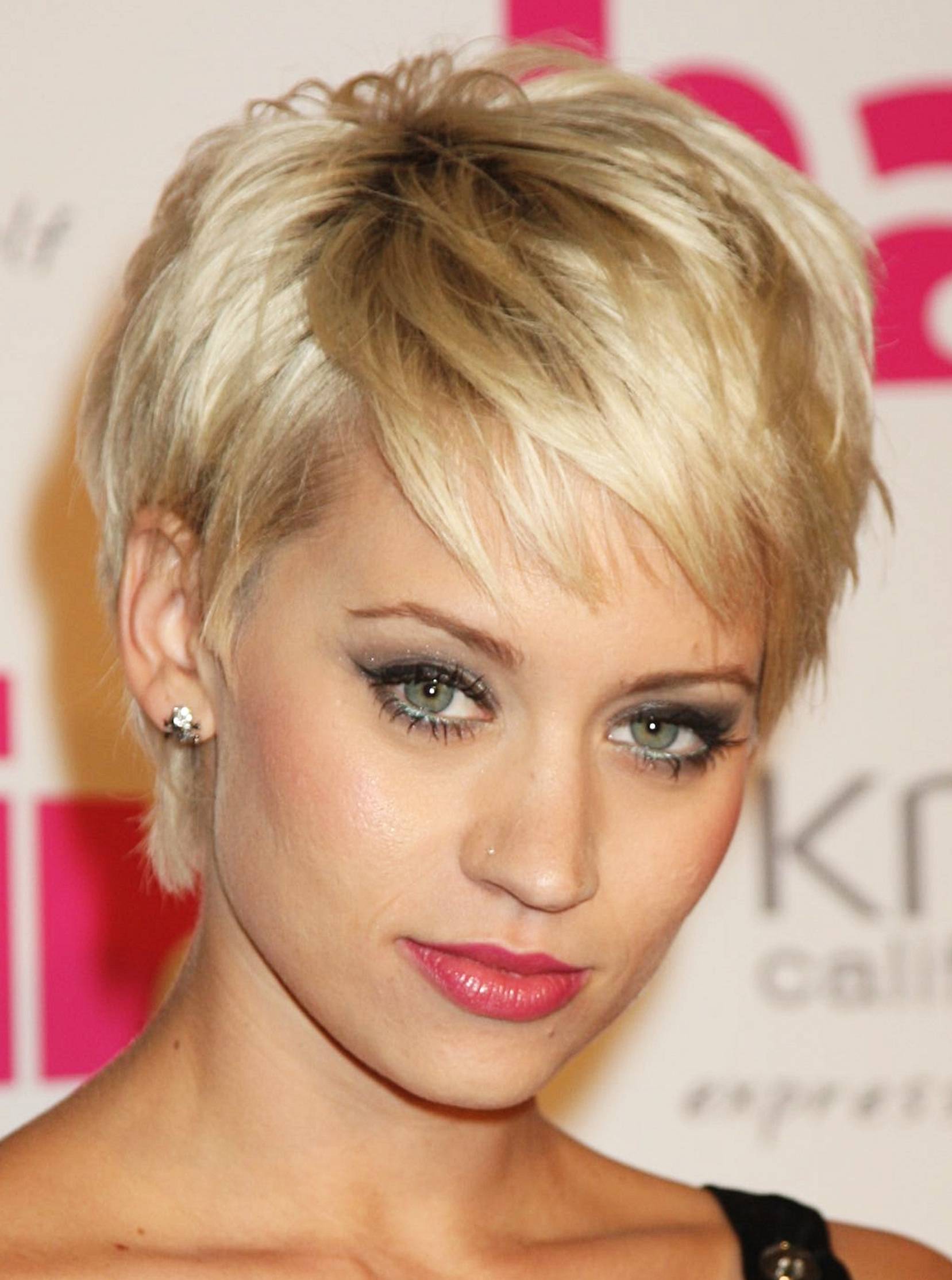 30 Magnificent Short Haircuts For Thick Hair