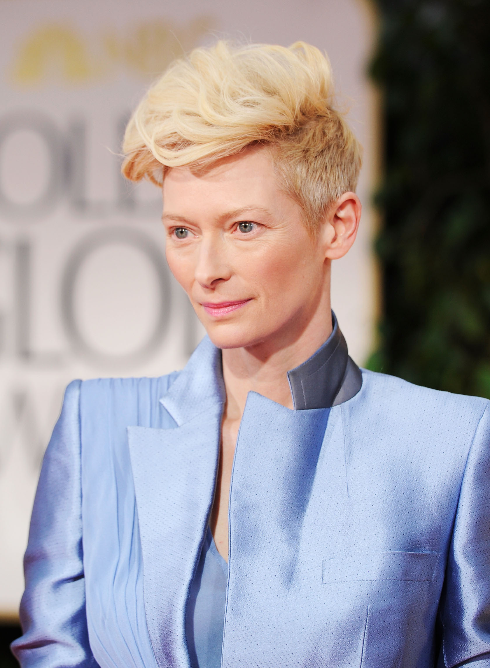 Tilda Swinton in blue at the Golden Globes. Tilda Swinton in blue at the Golden Globes.