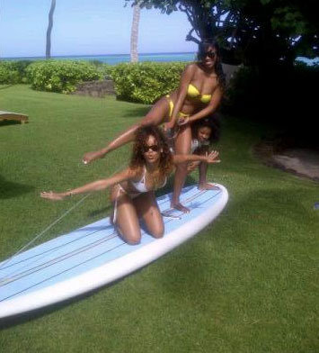 Sexy Rihanna Vacation Pictures From Twitter