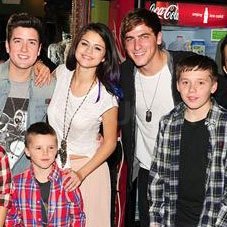 Selena snapped pics with all the Beckham boys and Big Time Rush.
Selena snapped pics with all the Beckham boys and Big Time Rush.