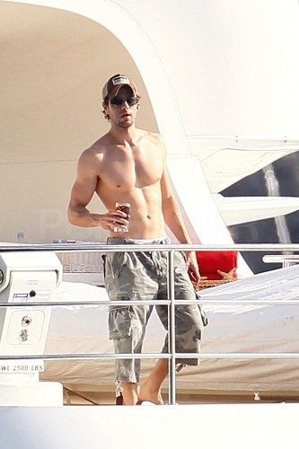 Shirtless Enrique and Bikini-Clad Anna End 2011 With a Tropical Getaway Shirtless Enrique and Bikini-Clad Anna End 2011 With a Tropical Getaway