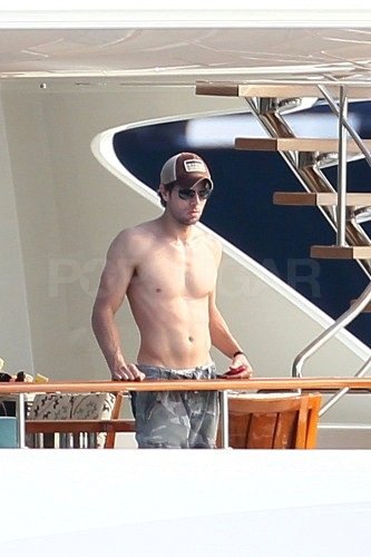 Shirtless Enrique and Bikini-Clad Anna End 2011 With a Tropical Getaway Shirtless Enrique and Bikini-Clad Anna End 2011 With a Tropical Getaway