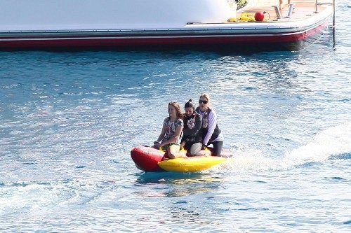 Shirtless Enrique and Bikini-Clad Anna End 2011 With a Tropical Getaway Shirtless Enrique and Bikini-Clad Anna End 2011 With a Tropical Getaway