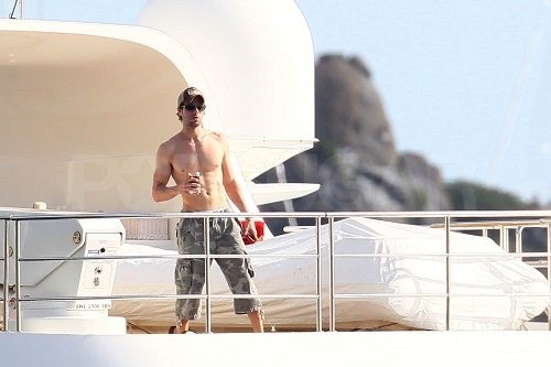 Shirtless Enrique and Bikini-Clad Anna End 2011 With a Tropical Getaway Shirtless Enrique and Bikini-Clad Anna End 2011 With a Tropical Getaway