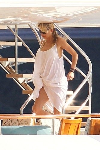 Shirtless Enrique and Bikini-Clad Anna End 2011 With a Tropical Getaway Shirtless Enrique and Bikini-Clad Anna End 2011 With a Tropical Getaway