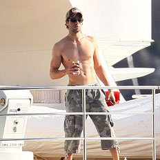 Shirtless Enrique Iglesias in St. Barts With Anna Kournikova Shirtless Enrique Iglesias in St. Barts With Anna Kournikova
