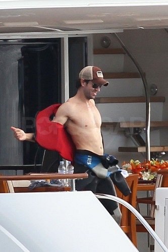 Shirtless Enrique and Bikini-Clad Anna End 2011 With a Tropical Getaway Shirtless Enrique and Bikini-Clad Anna End 2011 With a Tropical Getaway