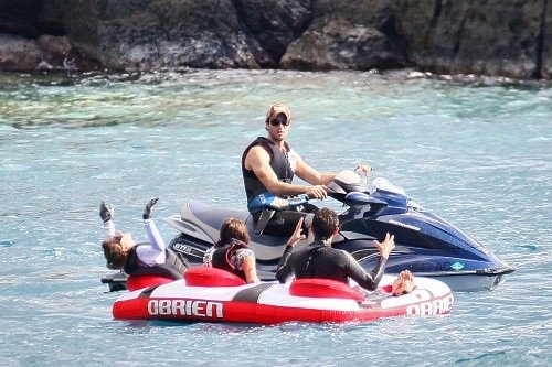 Shirtless Enrique and Bikini-Clad Anna End 2011 With a Tropical Getaway Shirtless Enrique and Bikini-Clad Anna End 2011 With a Tropical Getaway
