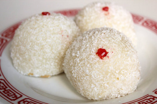 Loh Mai Chi (Coconut Balls Filled With Peanut) Loh Mai Chi (Coconut Balls Filled With Peanut)