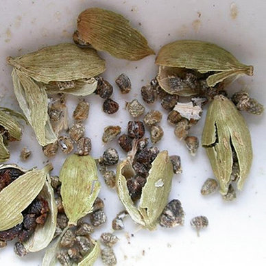 How to Make Ground Cardamom