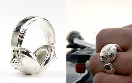 Rhodium-plated sterling silver headphones ring ($473)
Rhodium-plated sterling silver headphones ring ($473)