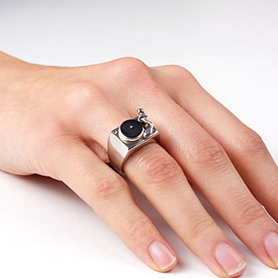 Turntable ring by Darkcloud Silver ($385)
Turntable ring by Darkcloud Silver ($385)