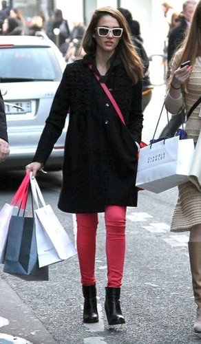 Jessica Alba enjoyed some shopping time while in town for Paris Fashion Week. We love how she's working the brights trend via hot pink jeans paired with black accompaniments.
Jessica Alba enjoyed some shopping time while in town for Paris Fashion Week. We love how she's working the brights trend via hot pink jeans paired with black accompaniments.