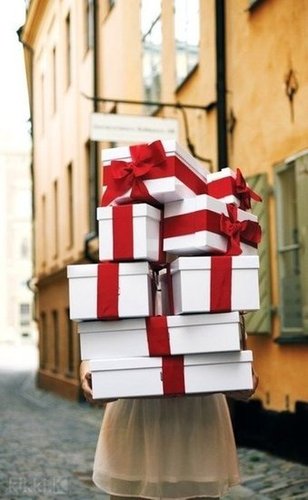 The Art Of Giving: How To Pick Designer Handbags For Others