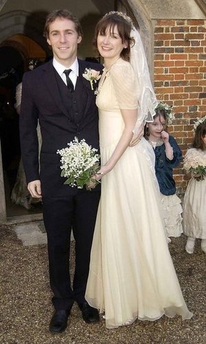 Emily Mortimer married Alessandro Nivola in Oxford during January 2003.
Emily Mortimer married Alessandro Nivola in Oxford during January 2003.