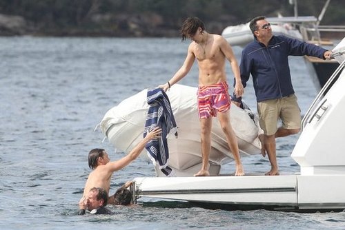 One Direction's Harry Styles handed his bandmate a towel.
One Direction's Harry Styles handed his bandmate a towel.